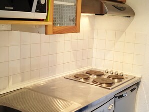 Fridge, microwave, stovetop, dishwasher - Ski-in/Ski-out, 3-room, sleeps 6 in Les Adrets-Prapoutel (Les Adrets-Prapoutel)