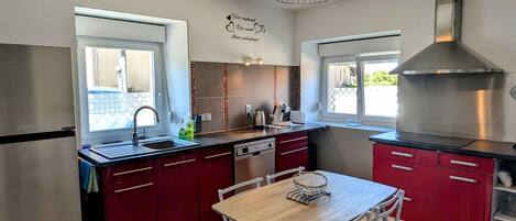 Jääkaappi, mikroaaltouuni, astianpesukone