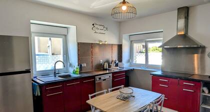Single-storey house with enclosed garden in Longchamps