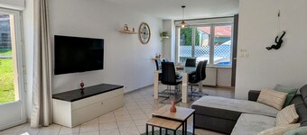 Single-storey house with enclosed garden in Longchamps