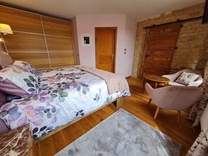1 bedroom, bed sheets