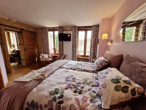 1 bedroom, bed sheets