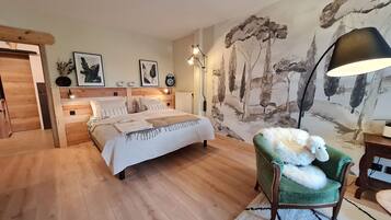 1 slaapkamer, een bureau, beddengoed