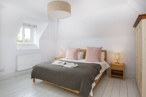 5 bedrooms, desk, iron/ironing board, travel cot