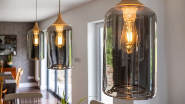 Un intérieur moderne agrémenté de luminaires suspendus au plafond.