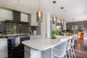 Kühlschrank, Mikrowelle, Ofen, Geschirrspüler