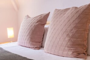 5 slaapkamers, een bureau, een strijkplank/strijkijzer, reisbedje