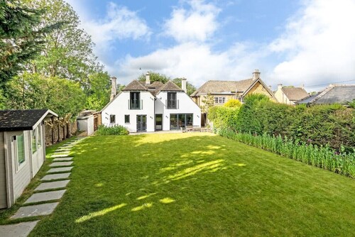 Stunning 5 Bed in the Centre of Bourton