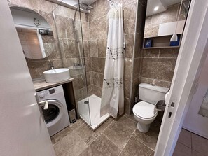 Bathroom - Air-conditioned studio 30m² with pool 50m from the beach (Port Camargue)