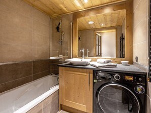 Sèche-cheveux, serviettes fournies