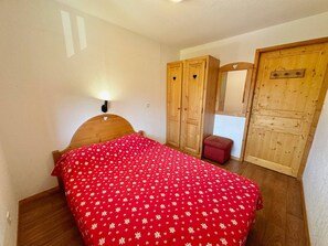 2 Schlafzimmer, Reisekinderbett