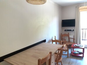 Dining - Cozy 2-room apartment with balcony, near gondola and shops in Valfréjus (Valfréjus)