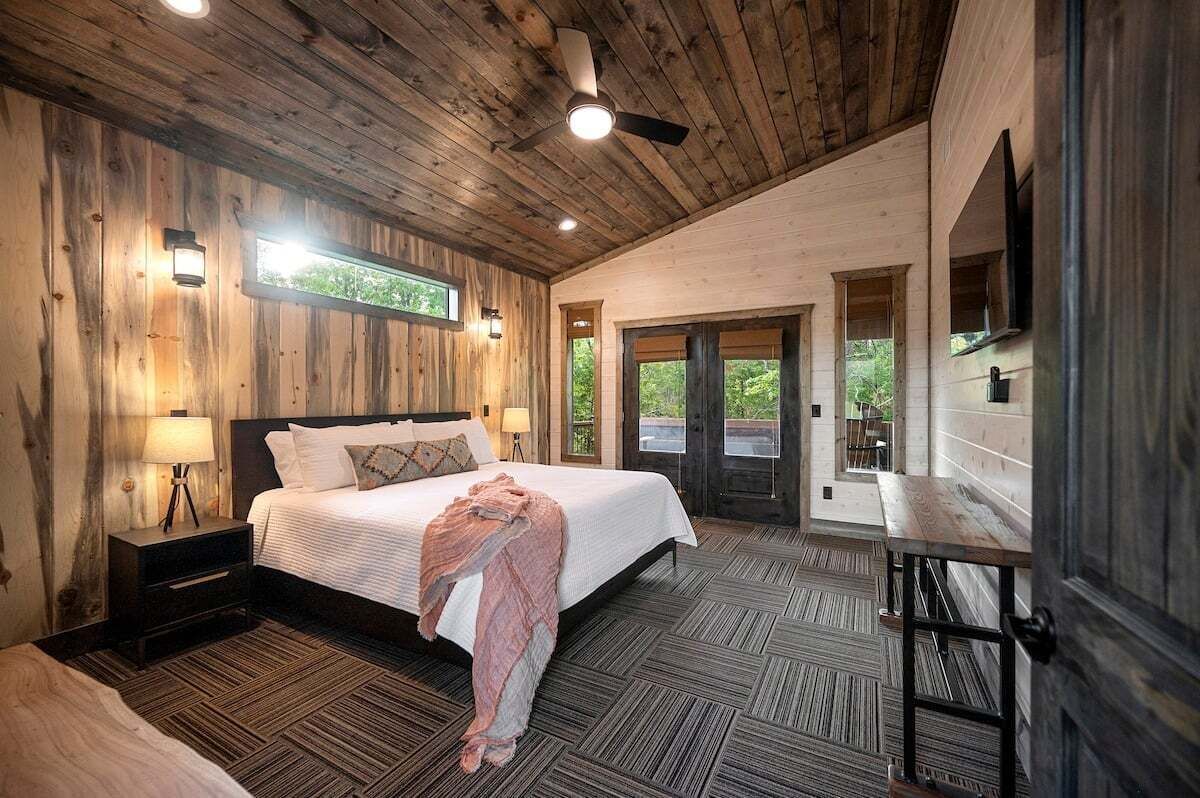 7 عدّة غرف نوم ومكواة/لوح كي وواي فاي وملاءات أسرّة