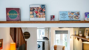 Ein Regal mit Büchern und einer Lampe.