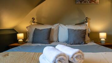 3 bedrooms, desk, iron/ironing board, free WiFi