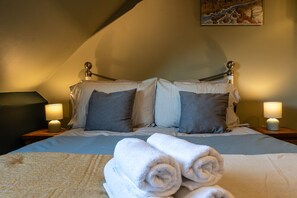 3 bedrooms, desk, iron/ironing board, free WiFi