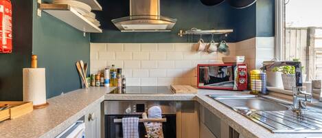 冷蔵庫、電子レンジ、オーブン、コンロ