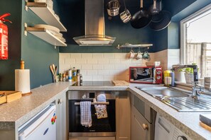 Fridge, microwave, oven, stovetop - Cosy 3 Bedroom Cottage - Central Chipping Norton (Chipping norton)