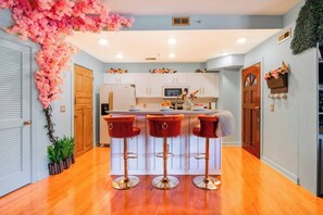 Fridge, microwave, oven, stovetop - Mad Hatter | Free Parking, Sauna, and Balcony (Charlotte)