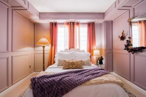 2 bedrooms, desk, iron/ironing board, WiFi - Mad Hatter Sky Lounge, Sauna, Balcony & Free Park (Charlotte)