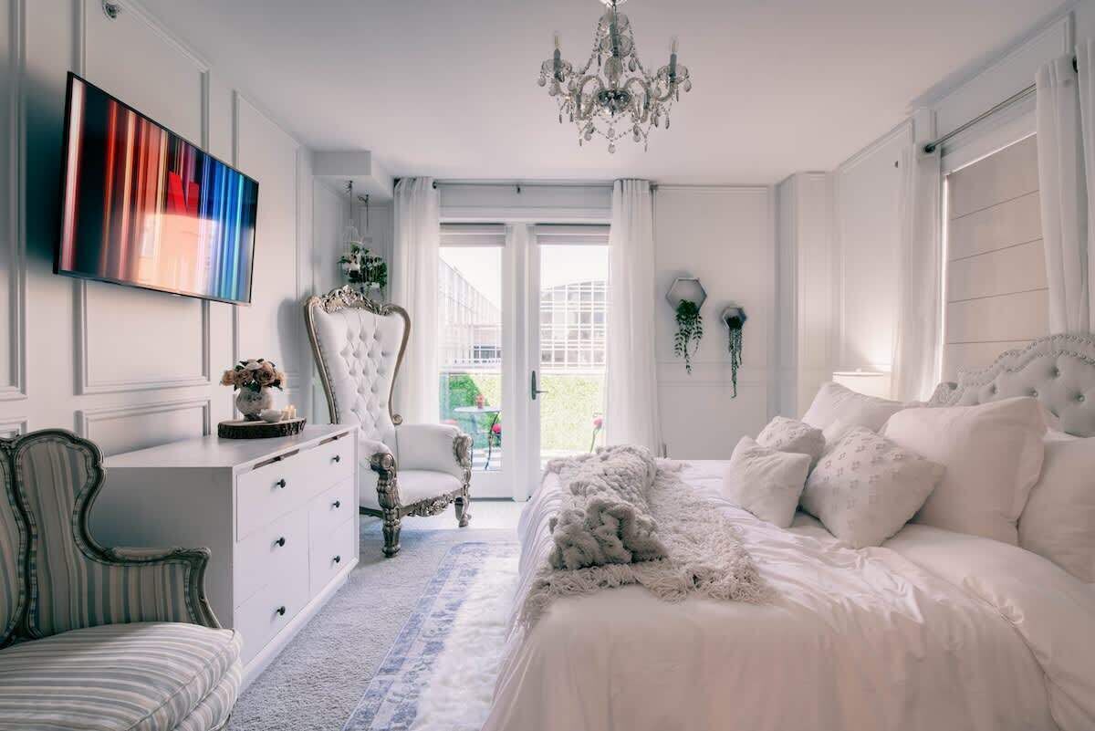 2 bedrooms, desk, iron/ironing board, WiFi