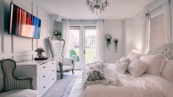 2 bedrooms, desk, iron/ironing board, WiFi