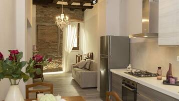 Appartamento, balcone, vista città | Cucina privata | Frigorifero con congelatore, microonde, forno, piano cottura