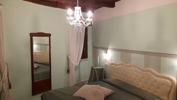 Appartamento, balcone, vista città | 2 camere, ferro/asse da stiro, Wi-Fi gratuito