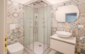 Leilighet, balkong, byutsikt | Bad | Dusj, hårføner og håndklær