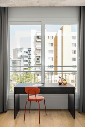 Habitació superior | 1 dormitori, decoració individual, mobiliari individual i escriptori 