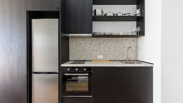 Deluxe Room | Private kitchen | Full-sized fridge, oven, stovetop, cookware/dishes/utensils