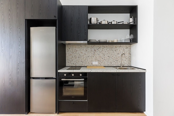 Deluxe Room | Private kitchen | Full-size fridge, oven, stovetop, cookware/dishes/utensils