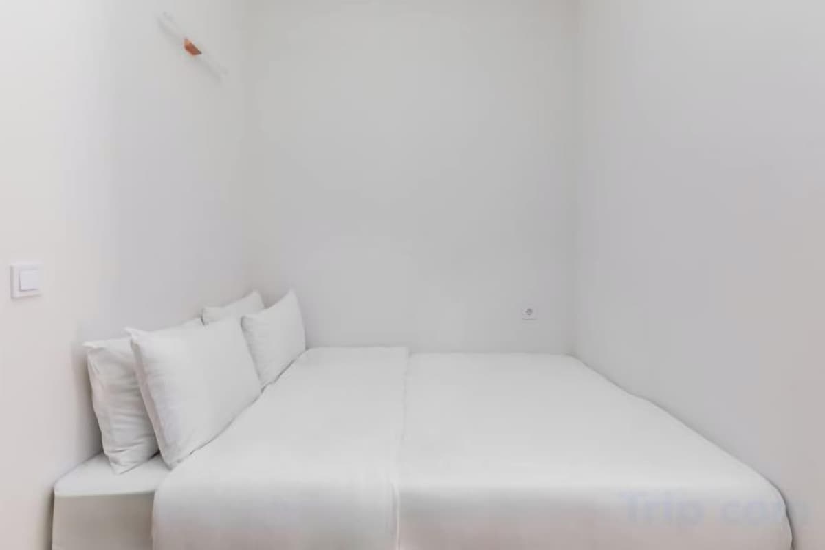 1 habitación, escritorio y espacio para trabajar con laptop