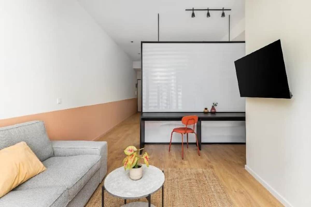 Oppholdsområde | En 40-tommers smart-TV med kabel-kanaler