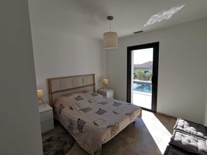 5 chambres, fer et planche à repasser, lit de bébé portatif, Wi-Fi