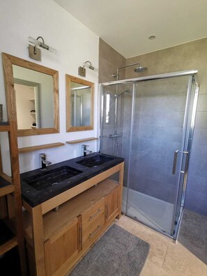 Een haardroger, handdoeken