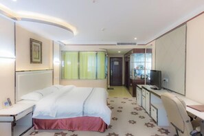 A hotel room with a bed, desk, chair, and a television. - Jin Yu Hotel (Zhuhai Gongbei Port Pedestrian Street) (Zhuhai)