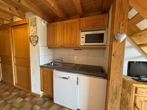 Microwave, oven, dishwasher, coffee/tea maker