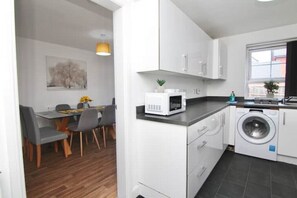 Grille-pain, tables à manger