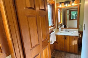 Ducha, secador de pelo, toallas y jabón