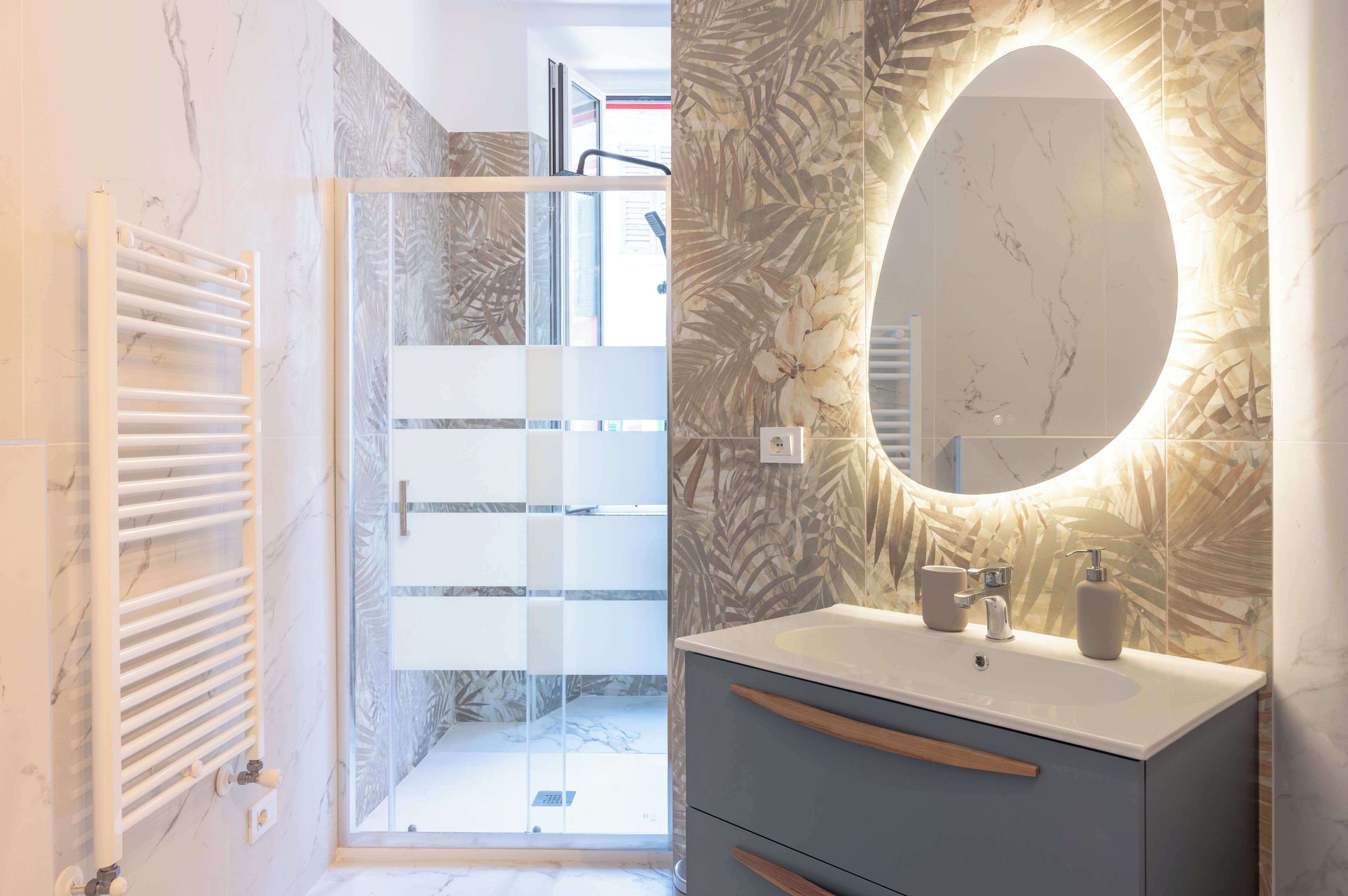 Shower, hair dryer, bidet, towels