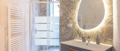 Shower, hair dryer, bidet, towels