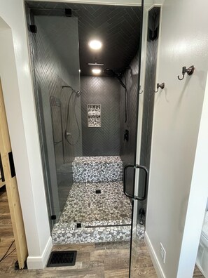 Shower, hair dryer, towels, soap - Escape to Luxurious Lynndyl Resort—Nature, Comfort & Serenity Await (Lynndyl)