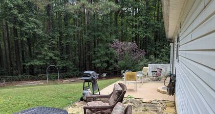 Lake Norman Charming Cottage with AC ,WiFi, Fire Pit and Grill in Mooresville.