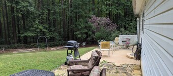Lake Norman Charming Cottage with AC ,WiFi, Fire Pit and Grill in Mooresville.