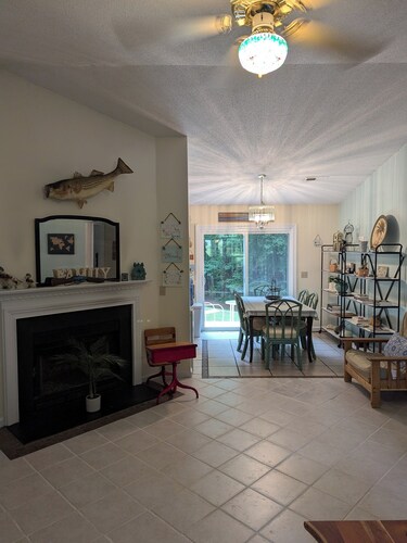 Lake Norman Charming Cottage with AC ,WiFi, Fire Pit and Grill in Mooresville.