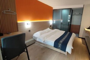 A hotel room with a bed, a desk, and a chair. - Altay Fenglinwan Boutique Hotel (Altay City)