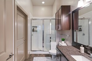 Hair dryer - Pool & Gym | Spacious | Free-Parking (Woodbridge)
