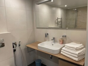 SĂšche-cheveux, serviettes fournies, savon, shampoing