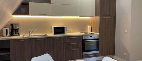 Kühlschrank, Mikrowelle, Ofen, Herdplatte